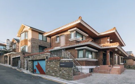 논스 헤테로토피아 외관 — 기와 지붕의 붉은 벽돌 단독주택