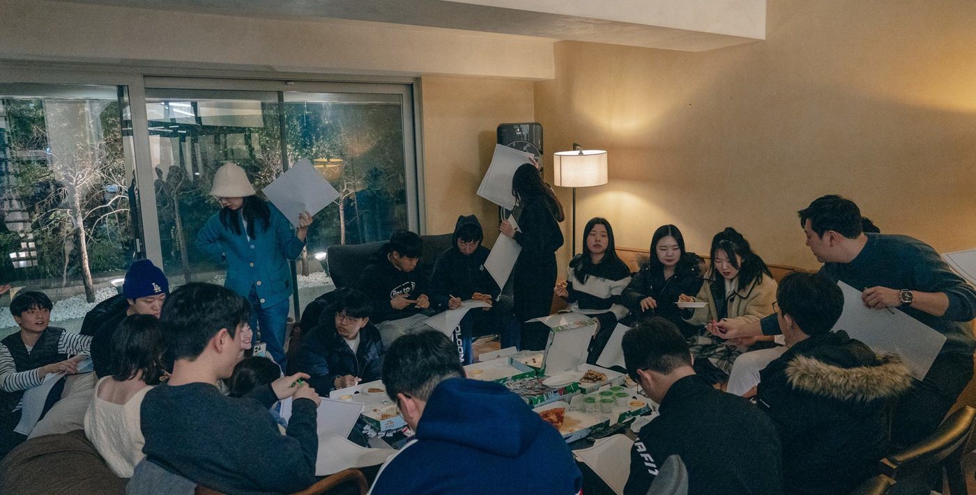 거실에 모여 워크숍을 하는 멤버들