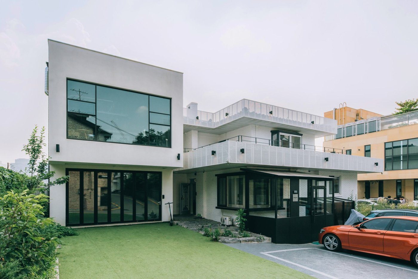 논스 라이트하우스 외관 — 잔디 마당이 있는 흰 2층 주택