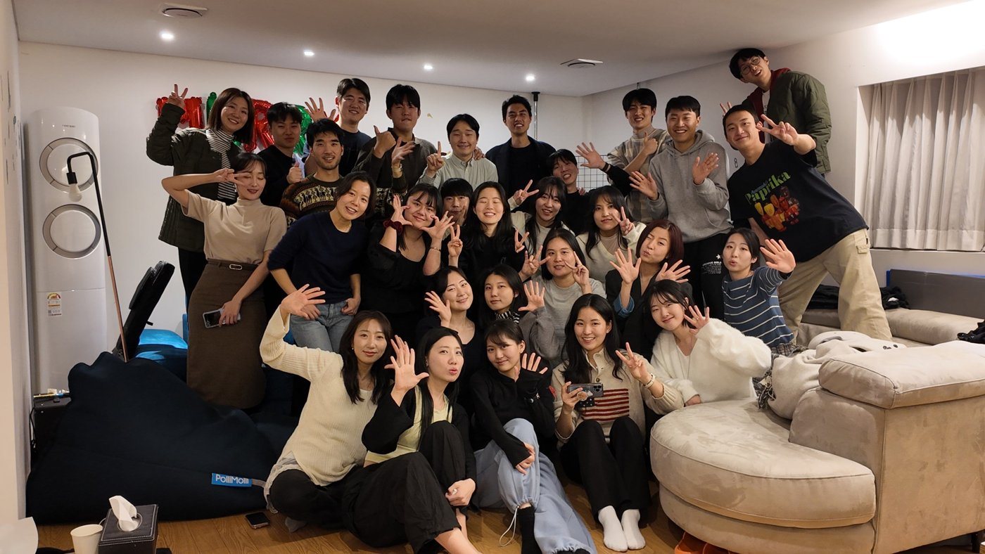 거실에 모여 손을 흔드며 찍은 단체 사진